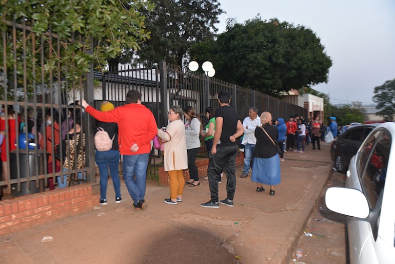 La larga fila de pacientes para acceder a los estudios se extiende hasta la vereda del Hospital Regional de Ciudad del Este. 