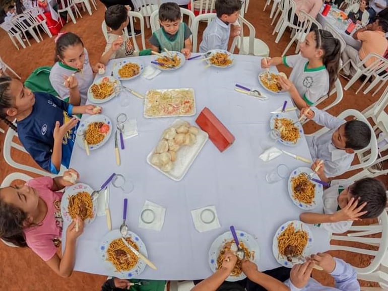 Almuerzo escolar en Ybycuí, departamento de Paraguarí.