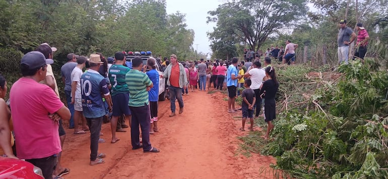 Hasta el lugar del asesinato llegaron muchas personas. El fallecido fue candidato a intendente en 2023.