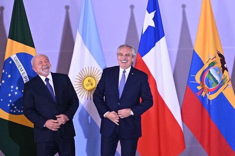 El presidente de Argentina, Alberto Fernández, junto al presidente brasileño Luiz Inácio Lula da Silva, durante la cumbre suramericana en el palacio de Itamaraty