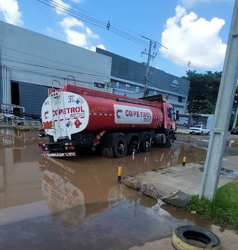 Camión cisterna quedó varado el pasado viernes 31 de enero en el cráter sobre la calle teniente Víctor Valdez, en el barrio Itay de Asunción.