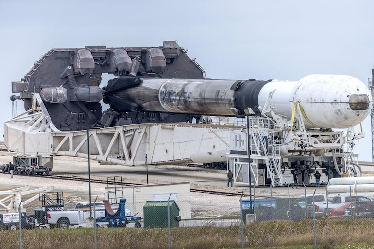 La carga útil de la Misión 1 de Blue Ghost en un cohete SpaceX Falcon 9 fue trasladada desde el edificio de SpaceX en el Centro Espacial Kennedy a la Plataforma de Lanzamiento 39A de la NASA como parte de los preparativos de lanzamiento en el Centro Espacial Kennedy de la agencia en Cabo Cañaveral, Florida, EE. UU.