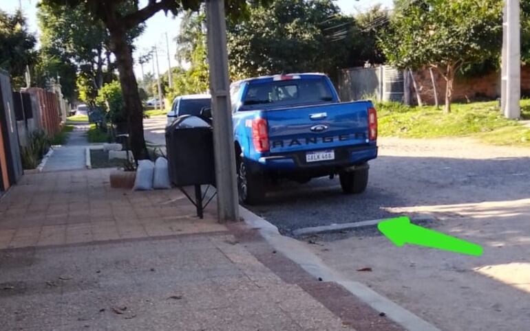 Una pequeña "lomada" para estacionar en la calle.