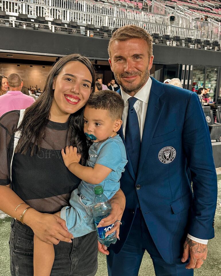 Alexia Notto, Francesco y David Beckham en el primer partido disputado por Leo Messi con la camiseta del Inter Miami. (Instagram/Alexia Notto)