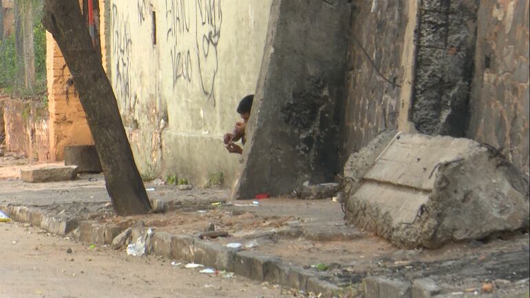 Los adictos al crack recorreon las calles y los barrios de Asunción y Central