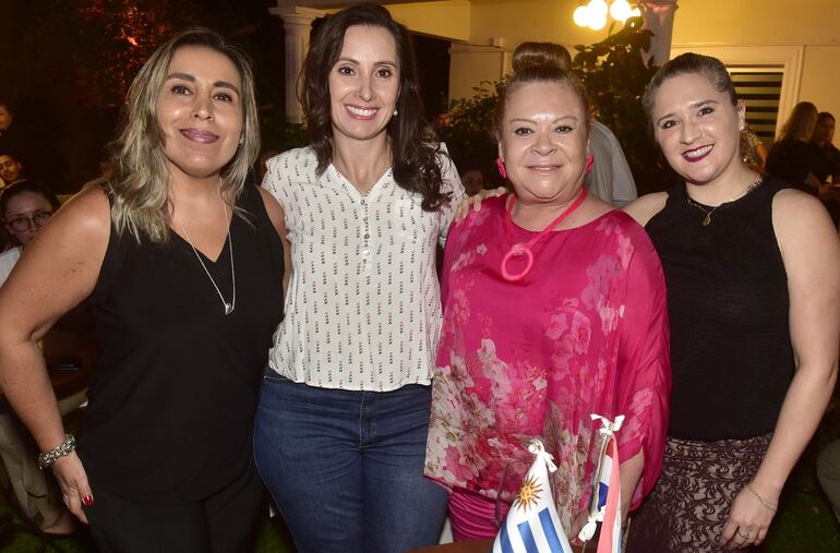 Florencia Gamen, Simone Medeiros, Lucía Velázquez y Carolina Duarte.