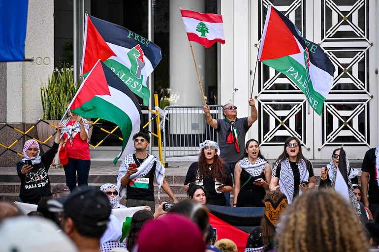 Manifestantes pro palestinos se manifiestan en apoyo de Gaza y el Líbano para conmemorar un año de la guerra entre Hamás e Israel en Orlanda, Florida, el 5 de octubre de 2024.