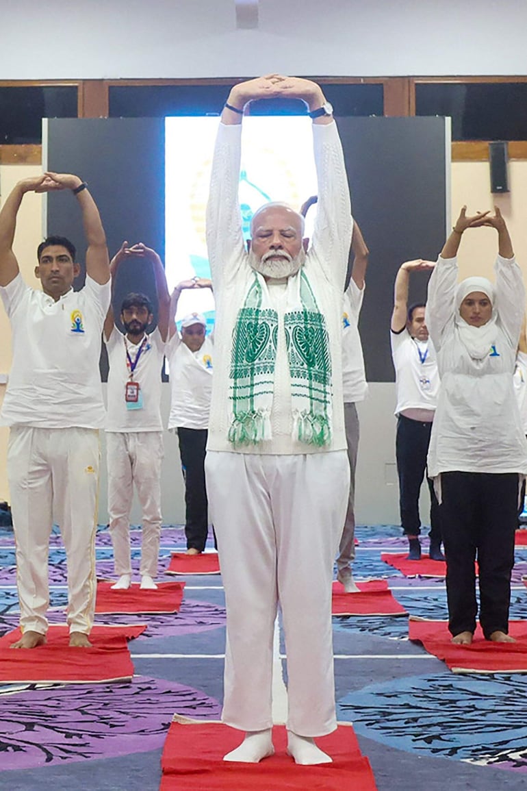 Narendra Modi, primer ministro indio, realiza la postura de la montaña. 