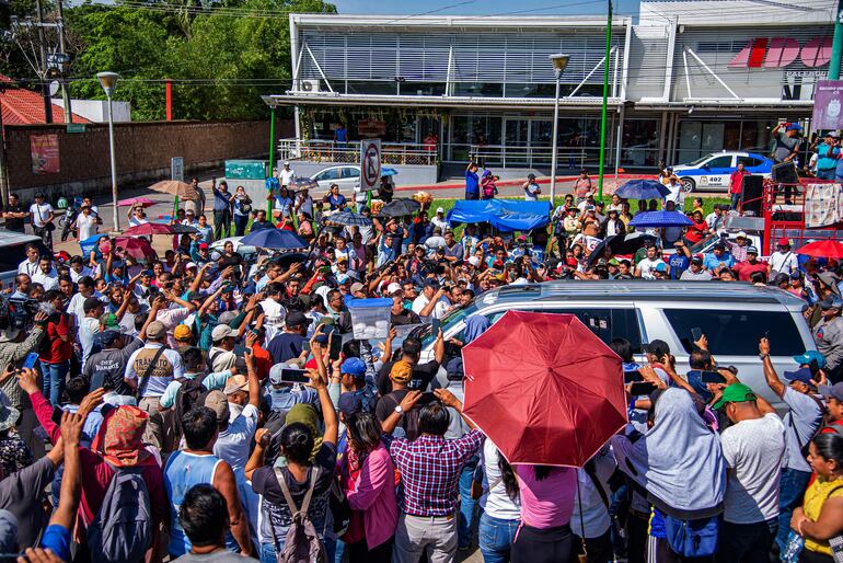 Integrantes de la Coordinadora Nacional de Trabajadores de la Educación (CNTE) se manifestaron a la llegada del presidente de México Andrés Manuel López Obrador quien participará en la cumbre migratoria hoy, en Palenque, Chiapas (México). Maestros de la Coordinadora Nacional de Trabajadores de la Educación (CNTE), un sindicato disidente de México, protestaron este domingo ante el presidente mexicano, Andrés Manuel López Obrador, a su llegada a la cumbre migratoria con 11 países latinoamericanos.