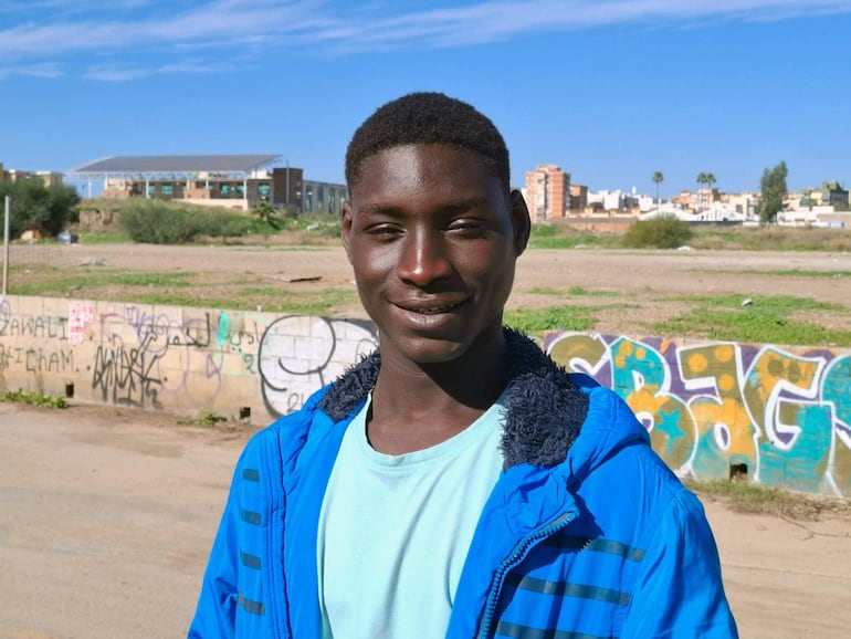 Mansour Konte, el joven de 18 años de Guinea-Conakri que llegó en patera a Canarias y que en Málaga se ha convertido en héroe al salvar a una mujer del agua durante la dana, ha logrado varias ofertas de trabajo tras hacerse famosa su hazaña y además ha podido reencontrarse con su rescatada,