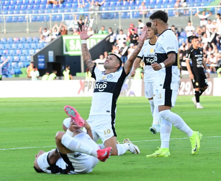 Derlis González (10), jugador de Olimpia, celebra un gol en el partido frente a Sportivo Trinidense por la quinta fecha del torneo Apertura 2025 del fútbol paraguayo en el estadio Defensores del Chaco, en Asunción, Paraguay.