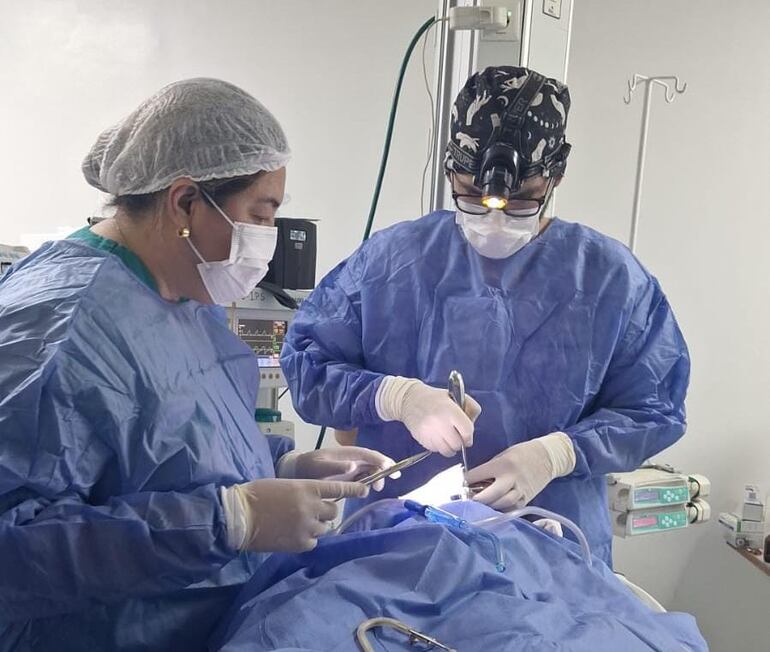 Dos médicos realizando un cirugía compleja en Guairá.