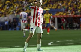 Julio Enciso, jugador de la selección paraguaya, celebra un gol en el partido frente a Colombia por la primera fecha del Grupo D de la Copa América 2024 en el estadio NRG, en Houston, Texas.