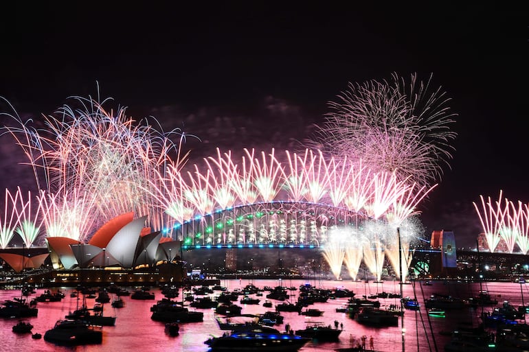 Sydney (Australia), 31/12/2023.- Fireworks explode over the Sydney Opera House and Harbour Bridge during New Year's Eve celebrations in Sydney, Australia, 01 January 2024. EFE/EPA/DAN HIMBRECHTS AUSTRALIA AND NEW ZEALAND OUT
