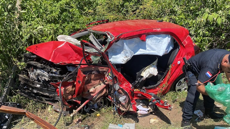 Así quedó el vehículo en el que iban el niño y los adultos que fallecieron a causa del accidente en la ruta Luque-San Bernardino.