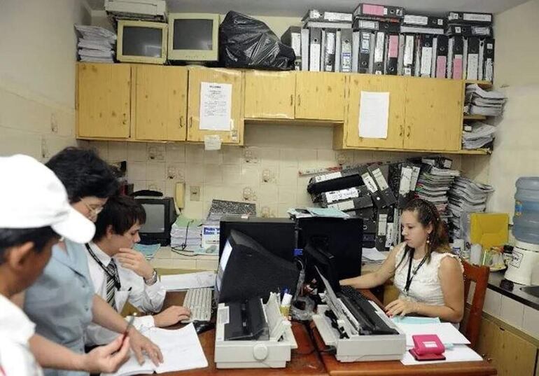 Esta foto, tomada durante una audiencia realizada en el juzgado penal de garantías N° 1 de Lambaré,  específicamente en la cocina, es del año 2012 pero a la fecha, prácticamente nada cambió. El juzgado sigue funcionando en un edificio de departamentos ubicado sobre la avenida Cacique Lambaré.