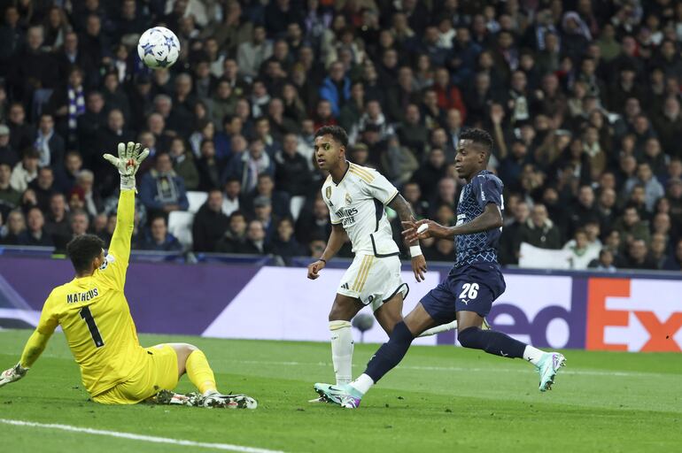 MADRID, 08/11/2023.- El delantero brasileño del Real Madrid Rodrygo (c) tras rematar ante el guardameta del Braga Matheus Magalhaes (i) para conseguir el tercer gol del equipo madridista durante el partido de la Liga de Campeones que Real Madrid y SC Braga disputan este miércoles en el estadio Santiago Bernabéu, en Madrid. EFE/Kiko Huesca
