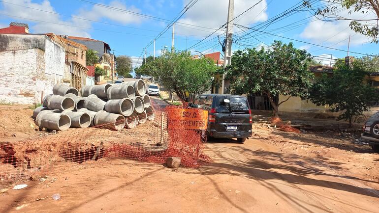 Sobre la calle Guillermo Arias el tránsito se torna muy difícil y hasta peligroso. Los autos resultan afectados por el mal camino.