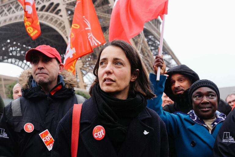 La secretaria general de la CGT francesa (Confederación General del Trabajo), Sophie Binet (C), asiste a una protesta en la Torre Eiffel, en París.