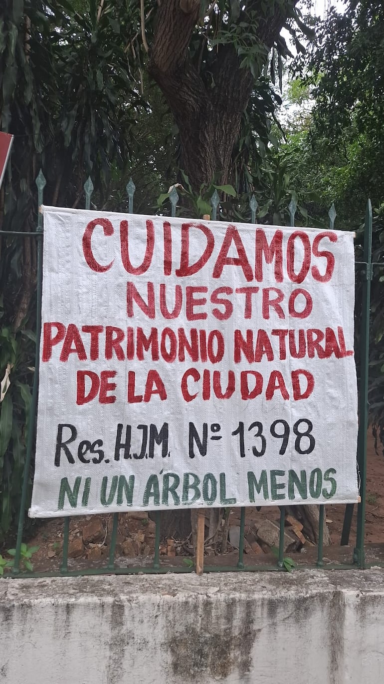 Cartel de los manifestantes que piden que se preserve un espacio verde en Asunción en el barrio Las Mercedes.