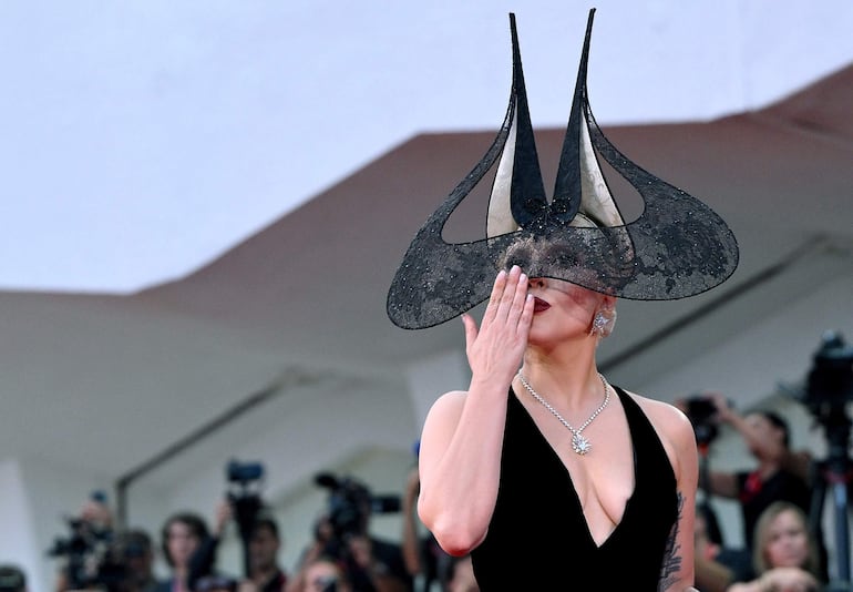 Lady Gaga saludando a sus fans con un beso en el Festival de Cine de Venecia. (EFE/EPA/ETTORE FERRARI)
