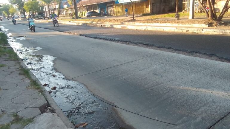 Pésimo estado de la avenida Fernando de la Mora en el tramo entre Cuatro Mojones y de la Victoria.