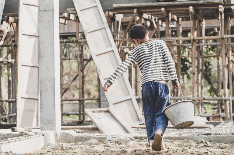 Niños niñas y adolescentes sufriendo explotación laboral.