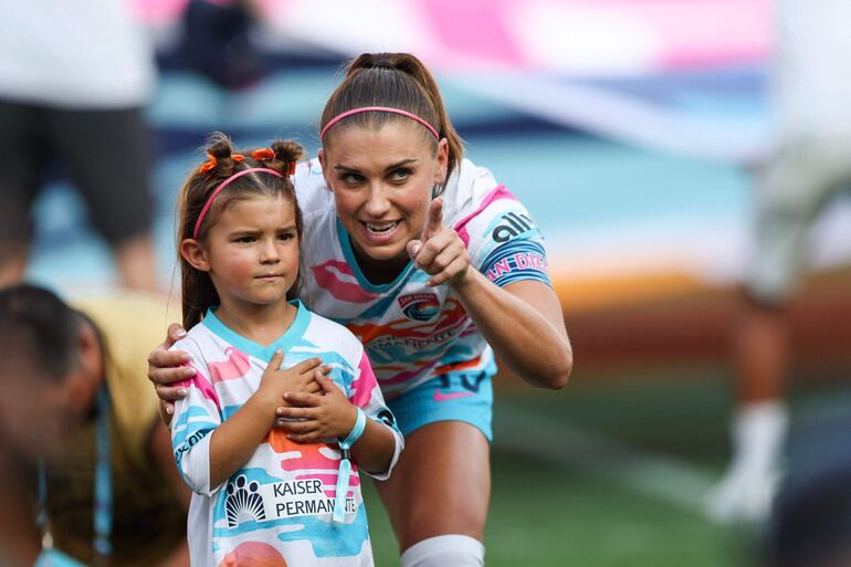 SAN DIEGO, CALIFORNIA - SEPTEMBER 08: Alex Morgan #13 of San Diego Wave FC interacts with her daughter, Charlie, before the game against North Carolina Courage at Snapdragon Stadium on September 08, 2024 in San Diego, California.   Meg Oliphant/Getty Images/AFP (Photo by Meg Oliphant / GETTY IMAGES NORTH AMERICA / Getty Images via AFP)