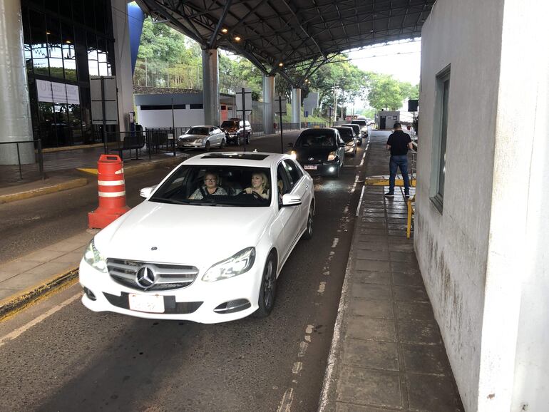 Los viajantes cuando regresaban del Brasil por el Puente de la Amistad.