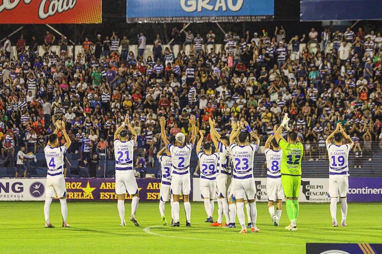 Los futbolistas del 2 de Mayo saludan a los aficionados en el estadio Río Parapití.