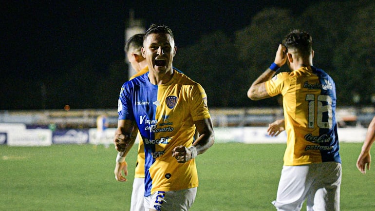 Rodi Ferreira, jugador de Luqueño, celebrando su gol ante Guaireña.