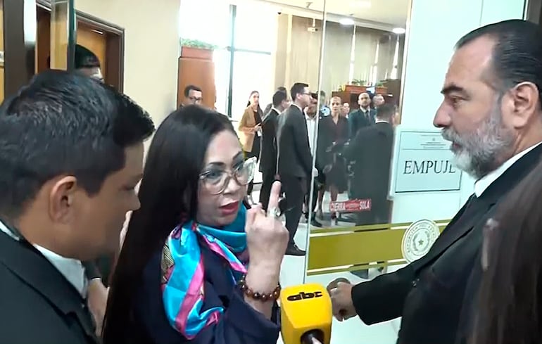 La senadora Norma Aquino, conocida en redes como Yamy Nal muestra el dedo del medio a la periodista de este medio Fiona Aquino.