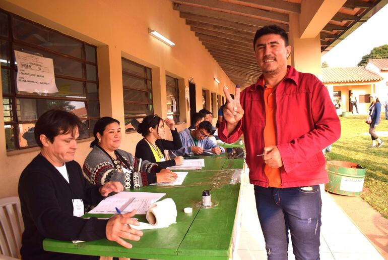 El candidato a la intendencia de Sapucái, Ramón Rodrigo Martínez, del Partido Patria Querida, quien a primeras horas cumplió con su compromiso cívico.