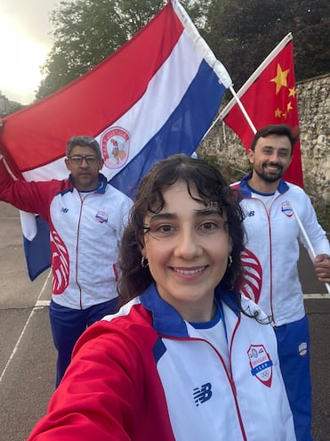 Una selfie de Ana Paula Fernandes en el desfile de la inauguración del Mundial de Canotaje que se celebra en Londres, Inglaterra. Atrás, Leonardo Curcel (der.) y el profesor Antonio Alves.