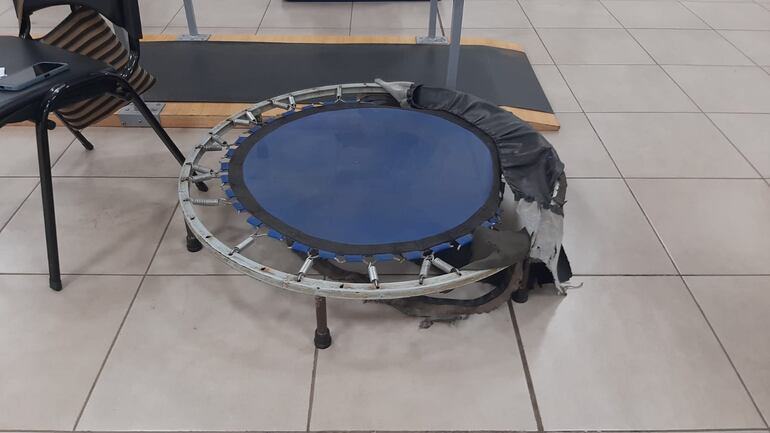 Trampolines deteriorados, utilizados en el área de fisioterapia.