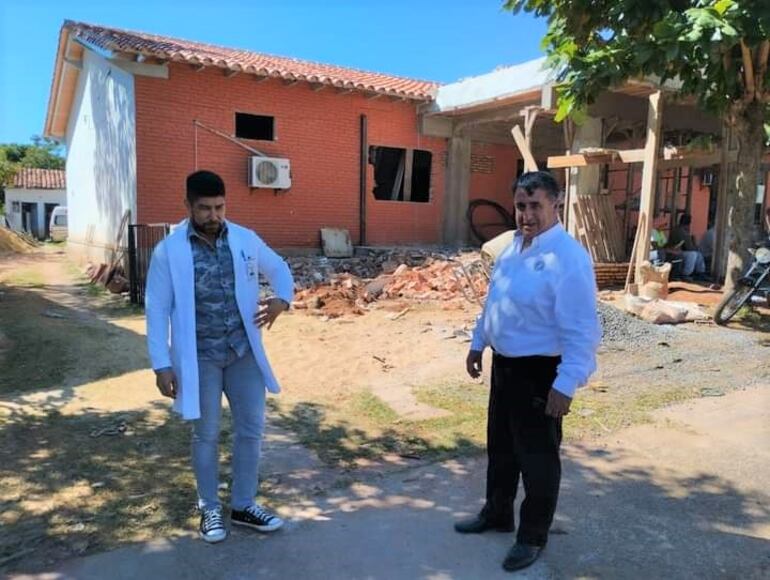 El director interino Gustavo Morínigo, y el intendente  y presidente del Consejo de Salud local, Aldo Lezcano (Alianza).