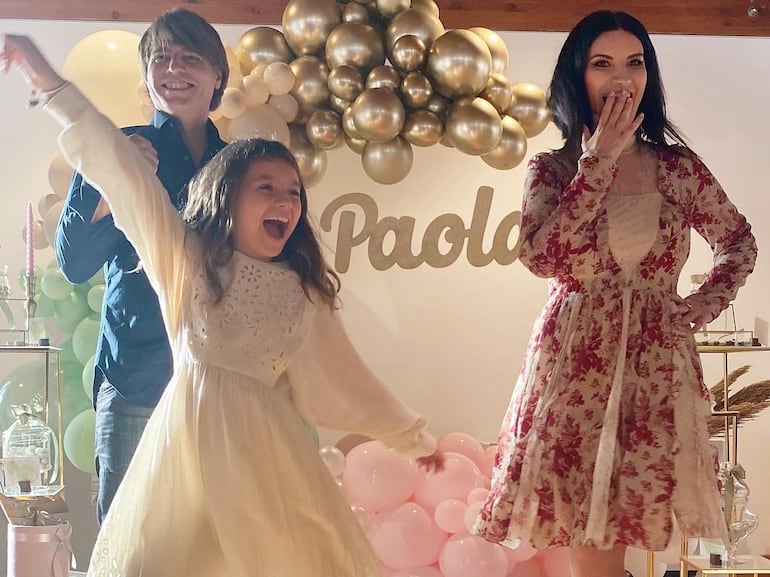 Familia feliz. Paola divirtiéndose con sus papis Laura Pausini y Paolo Carta en su fiesta de primera comunión. (Instagram/Laura Pausini)