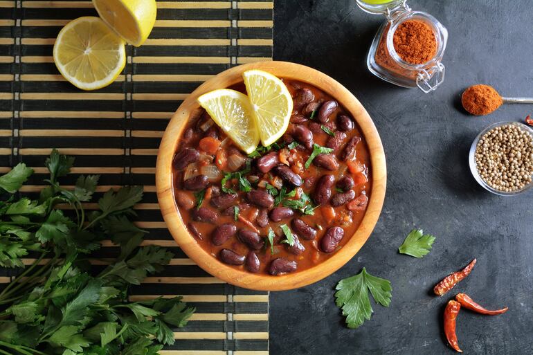 Los alimentos que causan gases como los frijoles y el repollo, poseen una gran cantidad de fibras y carbohidratos que fermentan mucho durante la digestión.