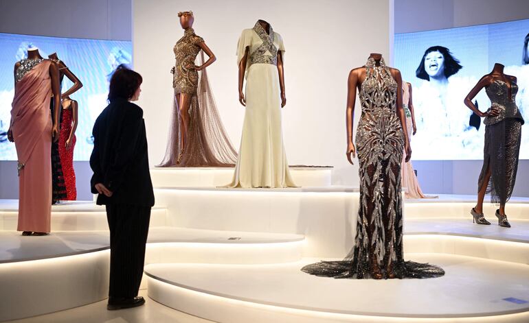 Los vestidos expuestos en la exposición "Naomi" que explora la carrera de la modelo Naomi Campbell, en el museo Victoria & Albert (V&A), en Londres.