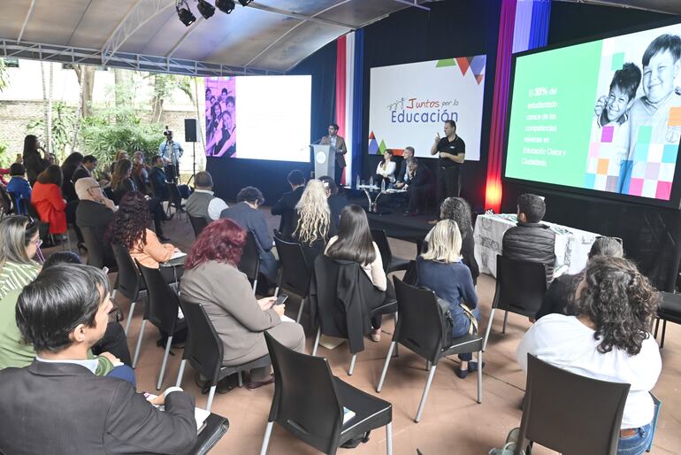 Del conversatorio organizado por Juntos por la Educación participaron autoridades educativas, así como docentes. 