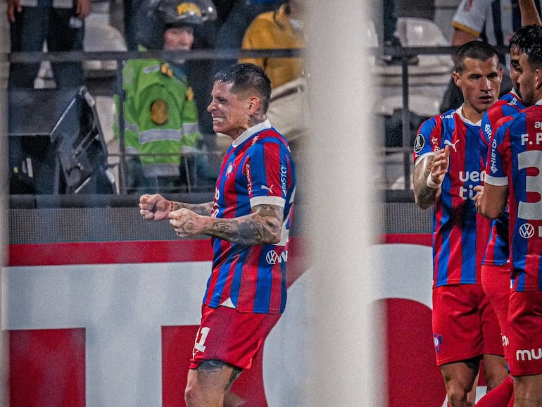 El paraguayo Juan Manuel Iturbe (i), jugador de Cerro Porteño, festeja un gol en el partido ante Alianza Lima por la Copa Libertadores 2024 en el estadio Alejandro Villanueva, en Lima, Perú.