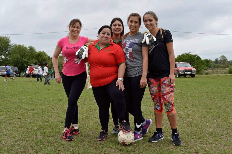 Fabiana Souto (Der) junto a alumnas y docentes de la carrera “Relaciones Internacionales” en el torneo de la Universidad.