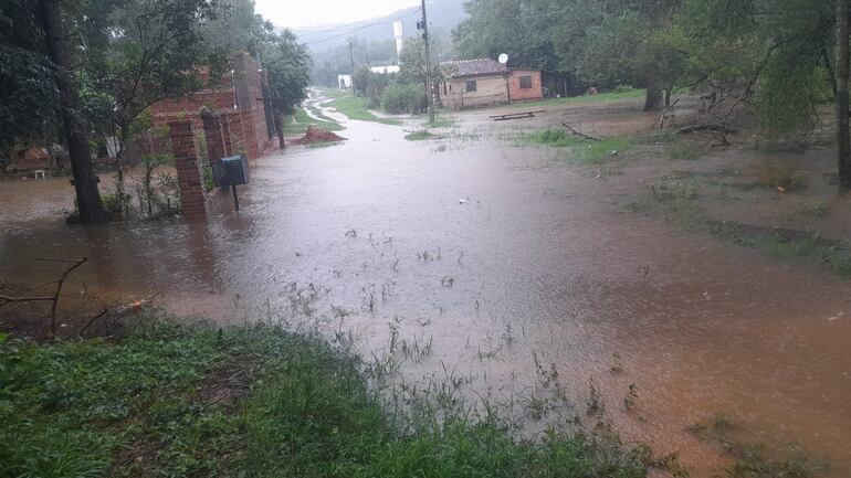 Familias del barrio Pirayu'i en Itacurubí de la Cordillera, sufren inundaciones recurrentes por falta de acción municipal.