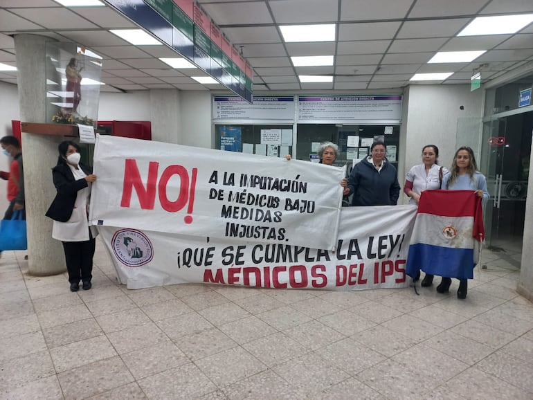 Los médicos del Servicio de Cirugía Pediátrica dicen que analizan presentar sus renuncias; solo quedan cinco profesionales tras la renuncia masiva de especialistas.