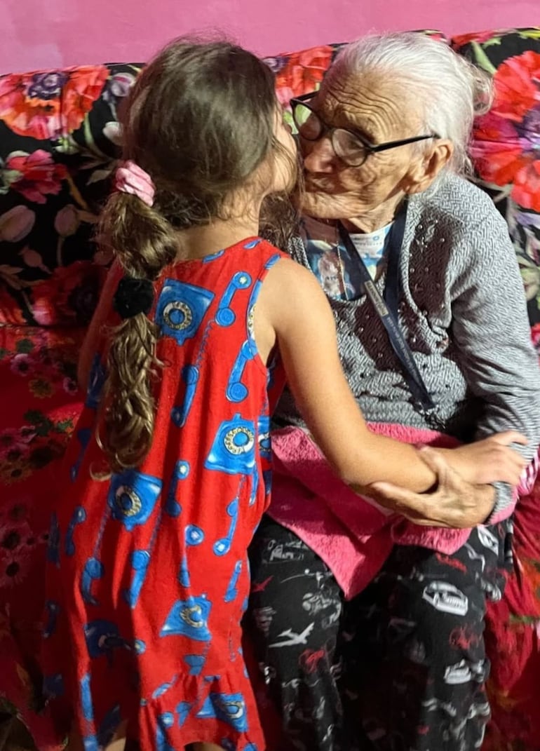 Abuela Dora recibiendo un tierno beso de Leonie. (Instagram/Nelson Haedo Valdez)