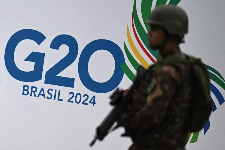 Un soldado patrulla los alrededores del Museo de Arte Moderno antes de la Cumbre de Líderes del G20 en Río de Janeiro, Brasil, el 15 de noviembre de 2024. La Cumbre de Líderes del G20 tendrá lugar en Río de Janeiro entre el 18 y el 19 de noviembre de 2024.