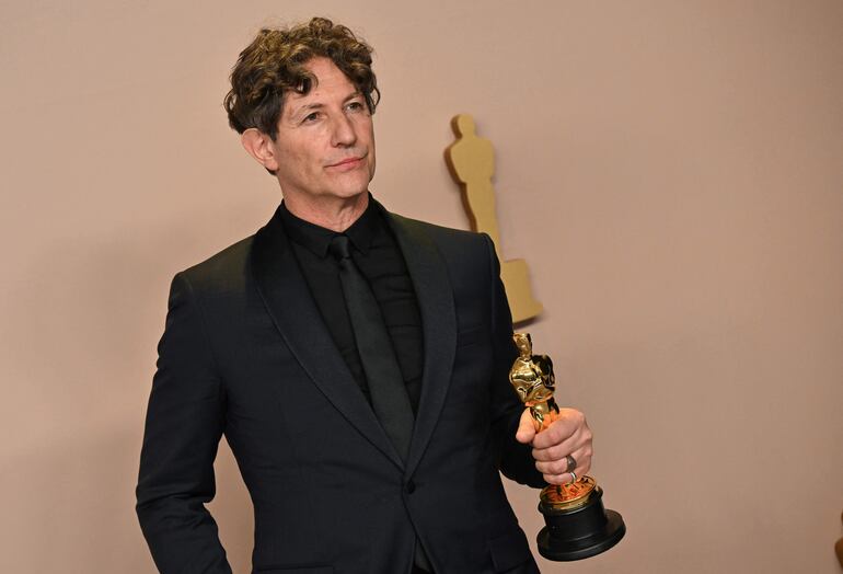 Jonathan Glazer con el Oscar (Robyn BECK / AFP)