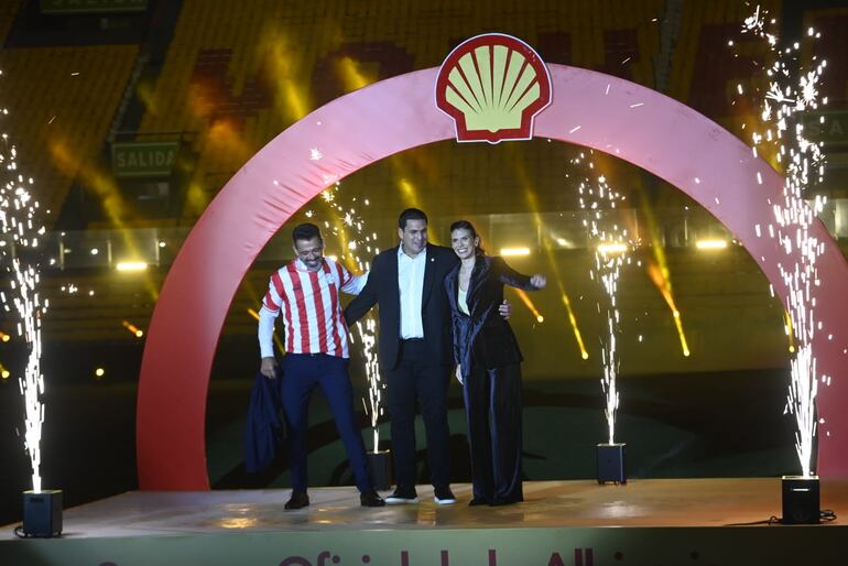 Robert Harrison (c), presidente de la Asociación Paraguaya de Fútbol, en el evento de presentación del nuevo sponsor de la selección paraguaya realizado en el estadio Defensores del Chaco, en Asunción.