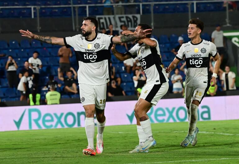 El argentino Lucas Pratto (i), jugador de Olimpia, celebra un gol en el partido frente a Sportivo Trinidense por la quinta fecha del torneo Apertura 2025 del fútbol paraguayo en el estadio Defensores del Chaco, en Asunción, Paraguay.