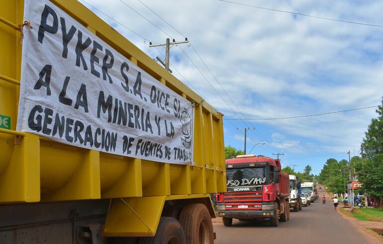 En caravana de vehículos tanto livianos como pesados, protestaron a favor del trabajo de la minería.